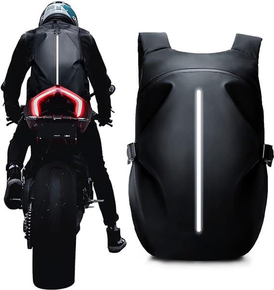 Sac à dos noir avec une bande réfléchissante blanche verticale, à côté d'un motard sur une moto de sport.