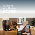 Collage: Zwarte automatische voerbak met kat die eet. Handen houden smartphone met voerrecord, laptop op tafel.