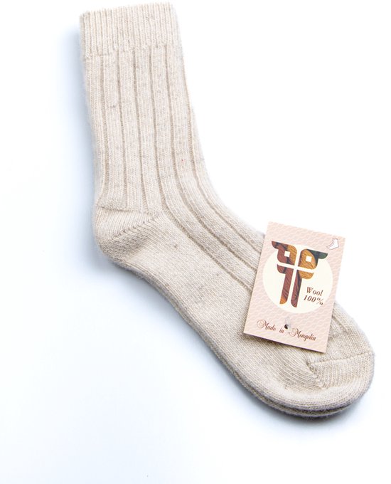 Crème wollen sok met een ribbelpatroon, met een label 'Wool 100%' en 'Made in Mongolia'.