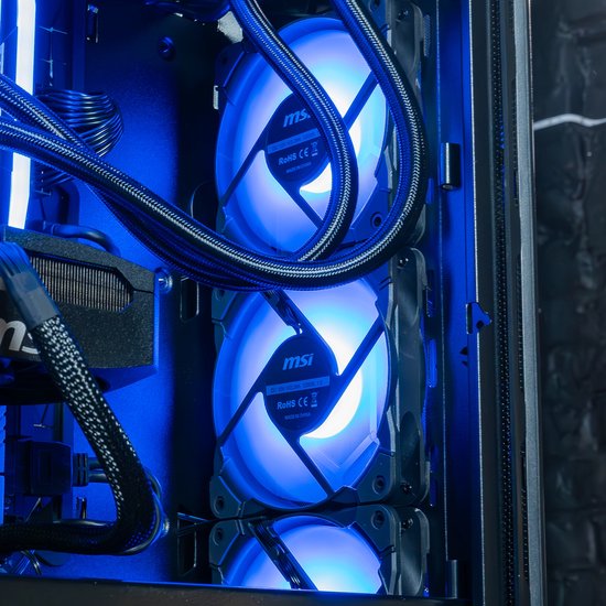 Twee blauw verlichte ventilatoren van MSI in een gaming pc, met zwarte kabels.