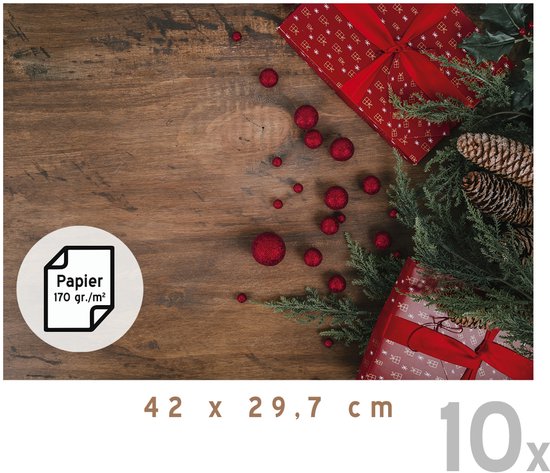 Deux cadeaux de Noël rouges sur fond de bois avec des branches de sapin et des boules de Noël. Papier 170 gr./m².