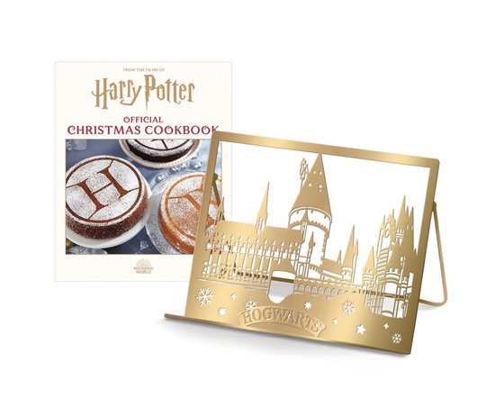 Harry Potter: Official Christmas Cookbook met een gouden, metalen boekenstandaard met de skyline van Zweinstein en de tekst 'Hogwarts'.