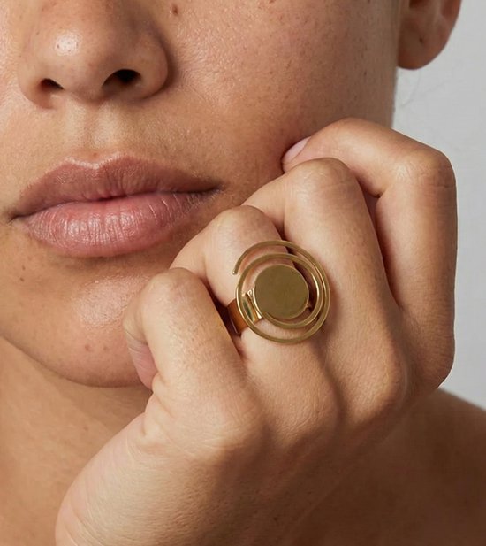 Lundholm Luxe Bagues Dames Grand Jewellery – Acier Inoxydable Premium Plaqué Or – Bague Dames Or Couleur Or Grande Bague de Déclaration (My One Size, Ajustable) – Incluant Emballage Cadeau de Luxe