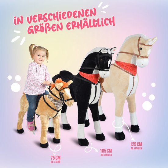 Drie pluche paarden in verschillende maten: bruin 75 cm, zwart 105 cm, beige 125 cm. Een meisje zit op het bruine paard.