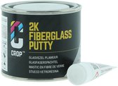 Zwarte pot CROP 2K Fiberglass Putty naast een kleine tube met verharder. De pot heeft gele tekst "2K FIBERGLASS PUTTY".