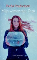 Vrouw met lang rood haar en blauwe ogen die een glazen bol met vissen vasthoudt in de sneeuw. Titel 'Mijn winter met Zero'.