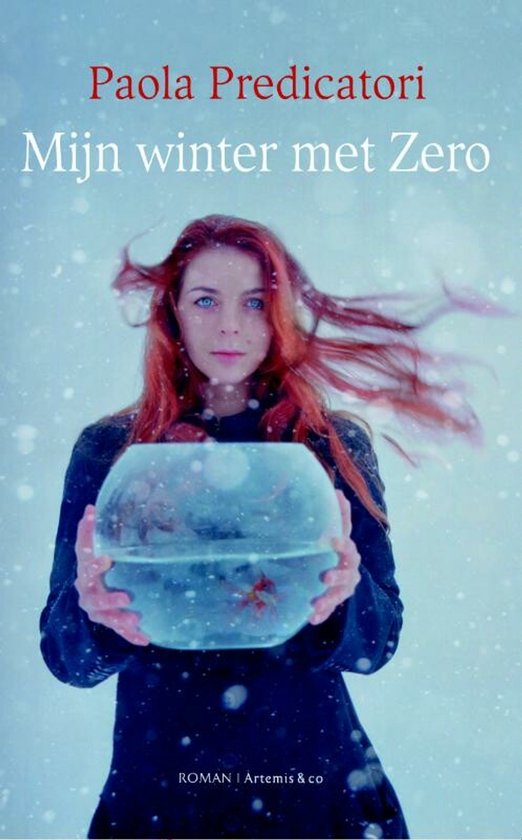Vrouw met lang rood haar en blauwe ogen die een glazen bol met vissen vasthoudt in de sneeuw. Titel 'Mijn winter met Zero'.