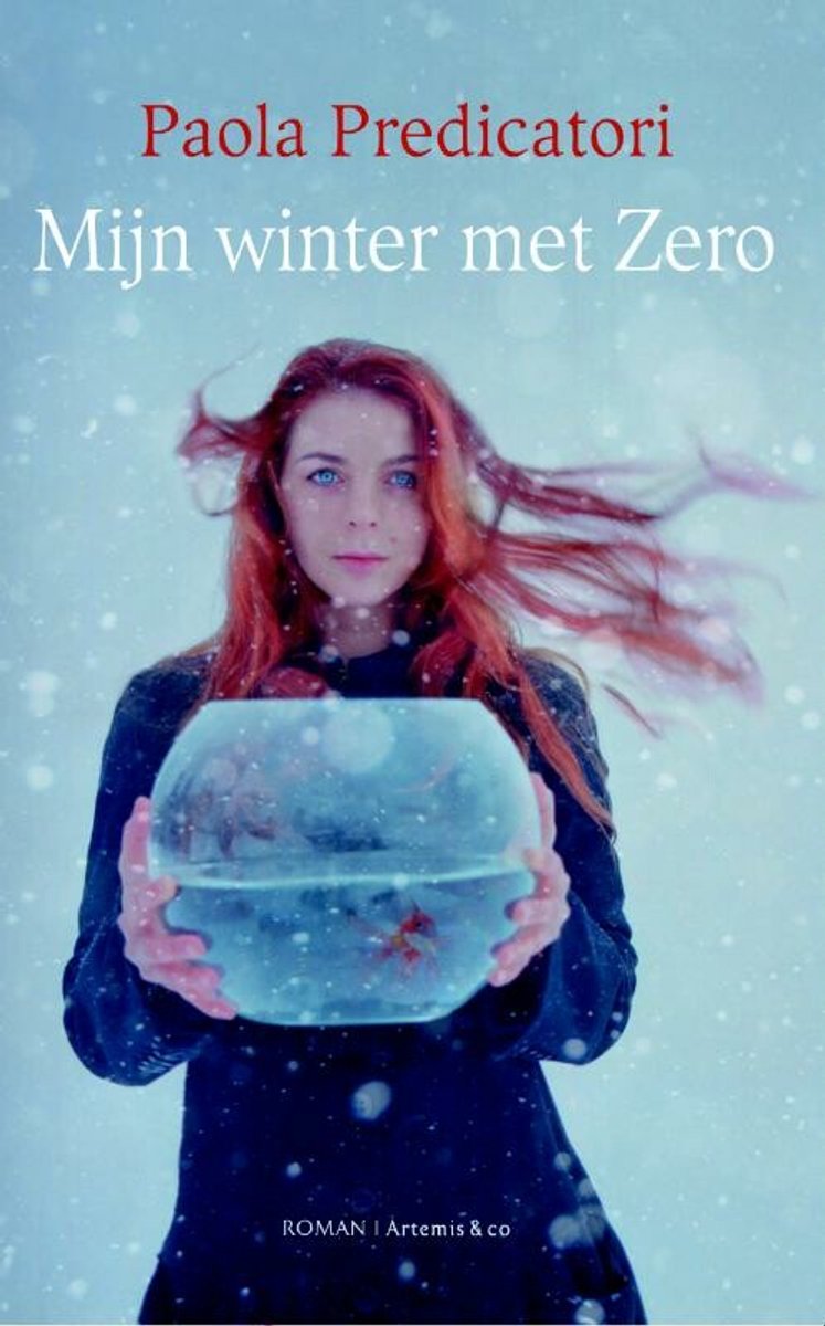 Vrouw met lang rood haar en blauwe ogen die een glazen bol met vissen vasthoudt in de sneeuw. Titel 'Mijn winter met Zero'.