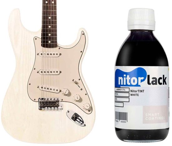 Witte elektrische gitaar naast een fles met NitorLACK NitorTINT Kleurstof Wit.