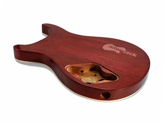 Houten gitaarlichaam in kersenrode kleur, met houtnerf zichtbaar.