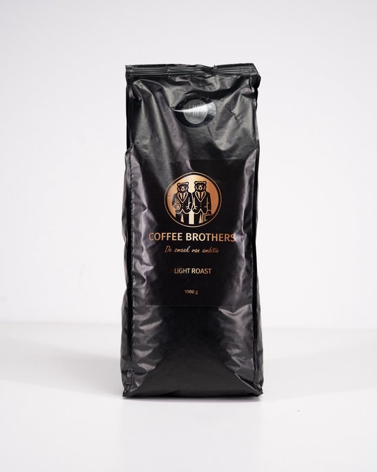 Zwarte zak Coffee Brothers Light Roast koffiebonen van 1000g, met logo van twee beertjes in pak.