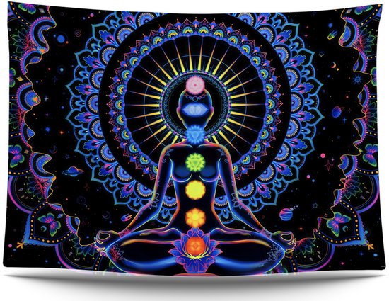 Een zwarte wanddecoratie met een mandala en een yogi in meditatiehouding. Kleuren zijn blauw, geel, groen, oranje, rood en roze.