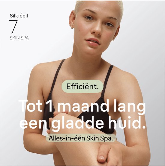 Model met kortgeknipt haar glimlacht terwijl ze haar arm vasthoudt. "Silk-épil 7 Skin Spa. Efficiënt. Tot 1 maand lang een gladde huid. Alles-in-één Skin Spa."