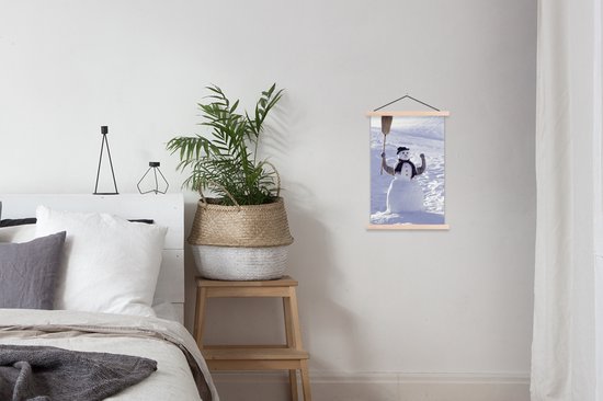 Photo de Noël d'une personne avec un balai debout derrière l'affiche d'école de bonhomme de neige à lattes plates vierges 40x60 cm - Tirage photo sur affiche textielposter (décoration murale salon / chambre)