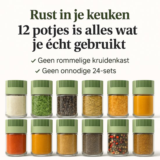Twaalf glazen kruidenpotjes met groene deksels, gevuld met verschillende kruiden zoals peperkorrels en kurkuma.
