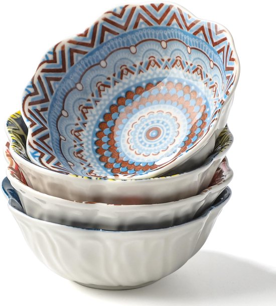 Stapel van vier keramische schaaltjes met gegolfde randen. De bovenste schaal toont een mandala-patroon in blauw, bruin en rood.