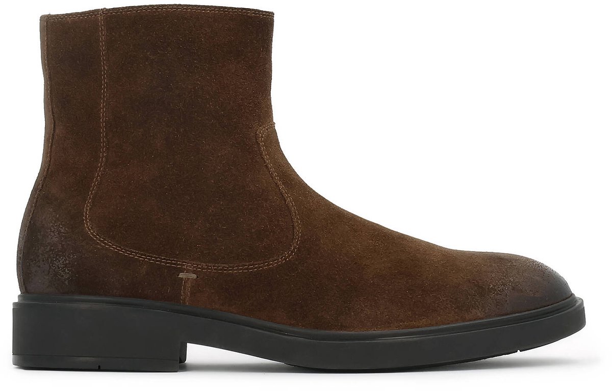 Brown men's suede boots