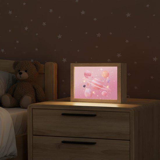 Nachtlampje 20x15 cm - Kinder lampje - Planeten - Roze - Sterren - Tafellamp kinderkamer - Slaapkamer lamp - Bedlamp kinderen - Kinderlampje stopcontact - Wandlamp babykamer - Nachtlampjes van Merkloos — afbeelding 2