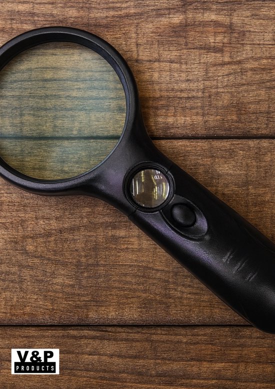 Zwart vergrootglas met ergonomische handgreep op een houten ondergrond.