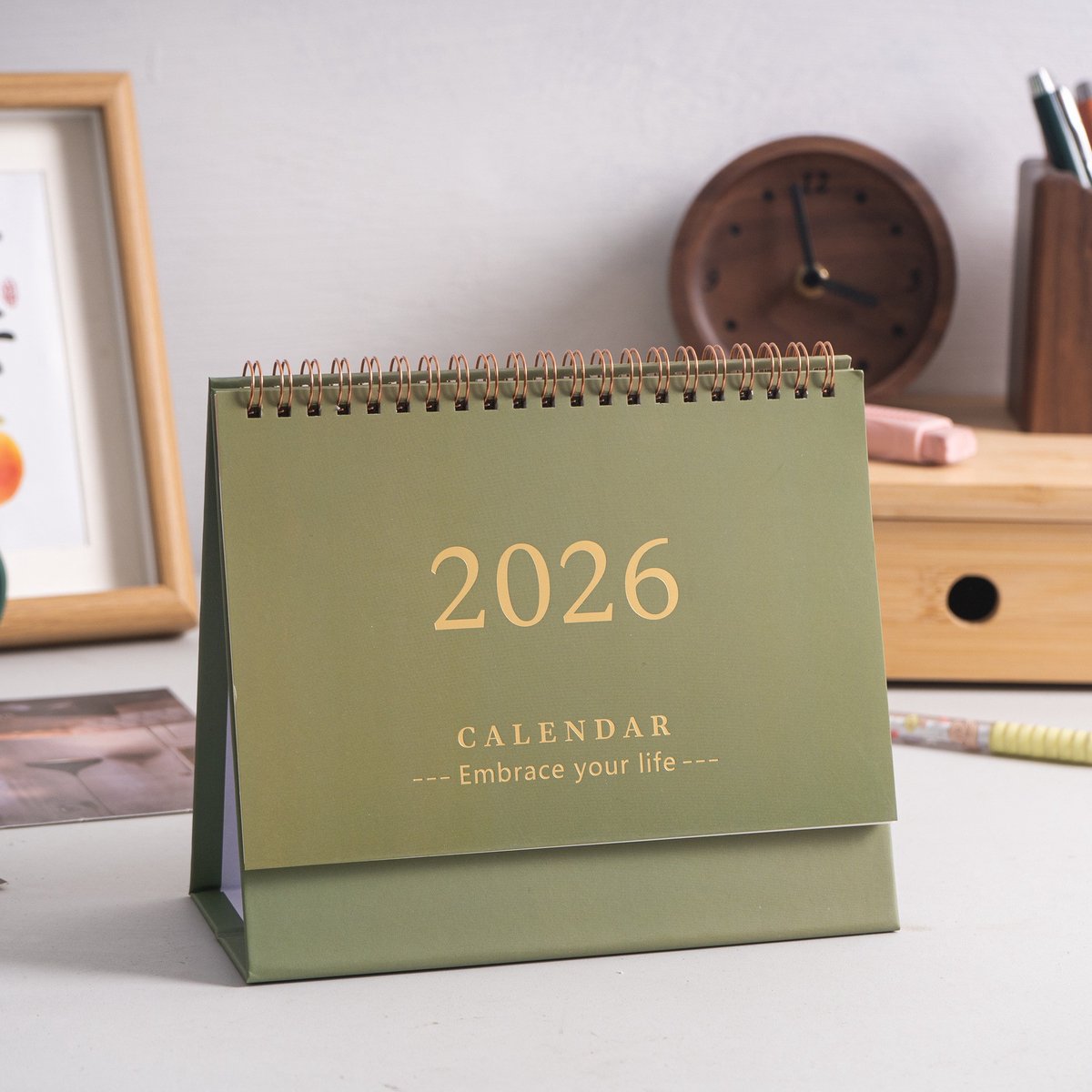 Bureaukalender 2025-2026 - Staande klapkalender - van juli 2025 tot december 2026 - 18-maandenkalender met metalen ringband met dubbele spiraalbinding - voor thuis kantoor en school - 19 x 16 cm - 1 stuk-Bonengroen