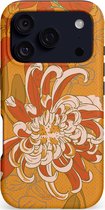 Telefoonhoesje met oranje achtergrond en grote rode en witte bloem. Gedetailleerde bloemblaadjes op de hoes, perfecte pasvorm.