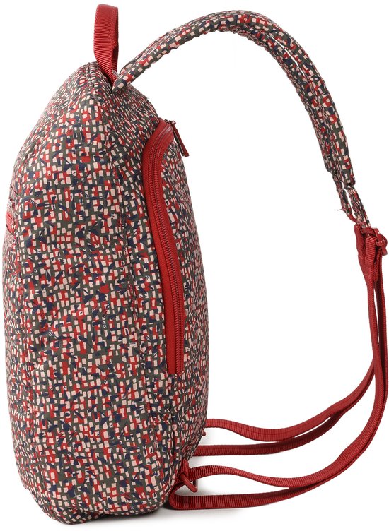 Zijaanzicht van een rugzak met grafische print in rood, zwart en crème, met rode banden.