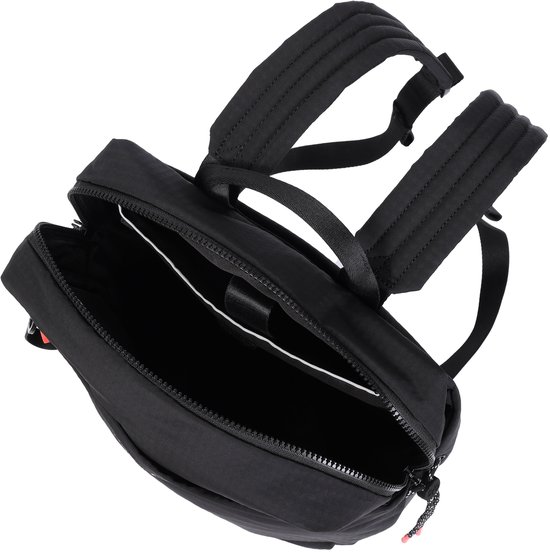 Open zwarte rugzak met een vak voor een 14-inch laptop, gezien van bovenaf.