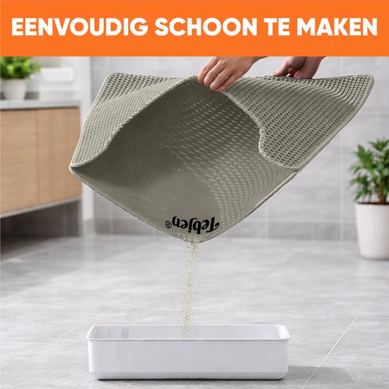 Beige kattenbakmat met honingraatontwerp wordt schoongemaakt door oud kattengrit te laten vallen.