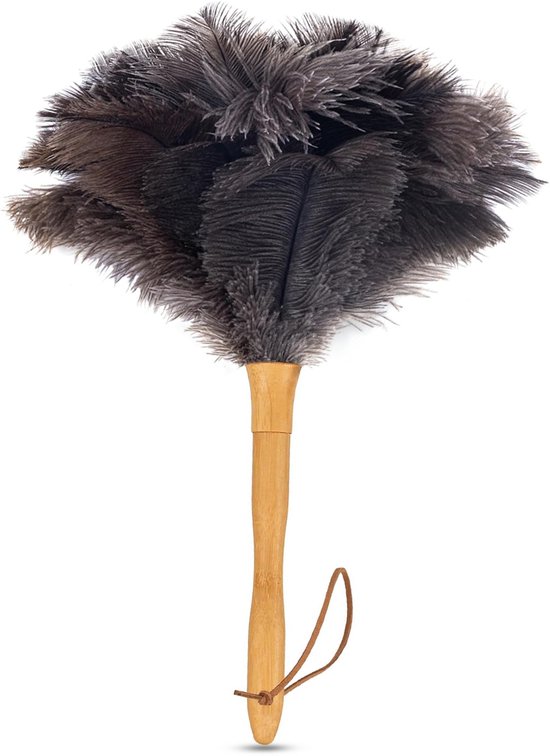 Een donkergrijze struisvogelveren stofpper met een natuurlijk houten handvat en een leren lus.