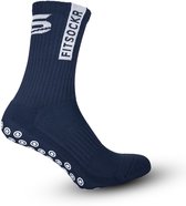 Donkerblauwe sportsok met witte 'FITSOCKR' tekst op de schacht en anti-slip cirkels op de zool.