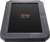 Grijze achthoekige Avyna Pro-Line trampoline met oranje logo op zwarte achtergrond.