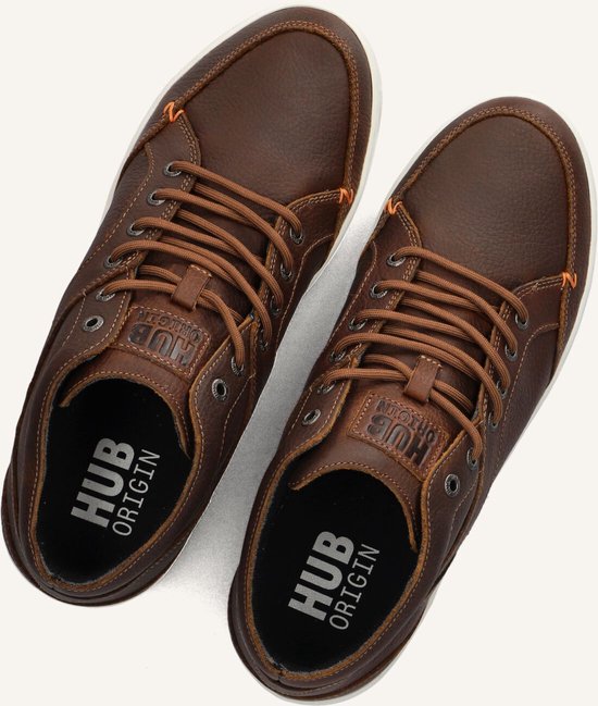 Paar bruine leren veterschoenen, bovenkant, met "HUB ORIGIN" op de binnenzool.