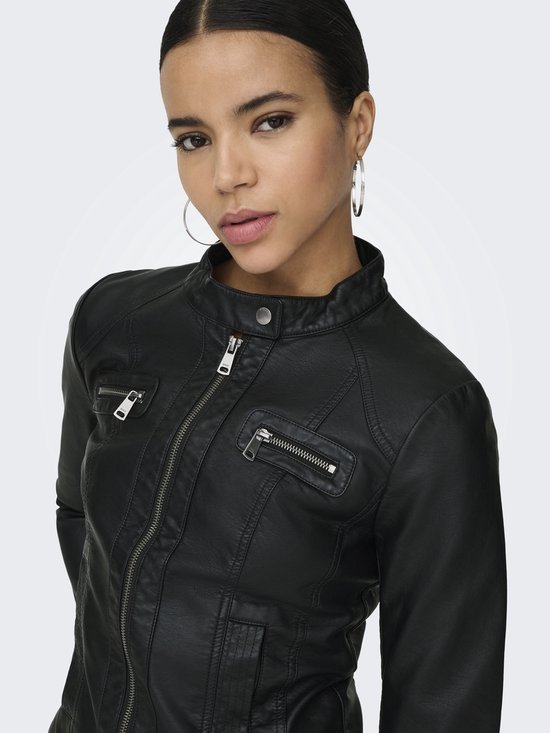 Close-up van een dames, zwart, bikerjack van kunstleer met opstaande kraag, ritssluiting en zilverkleurige ritszakken.