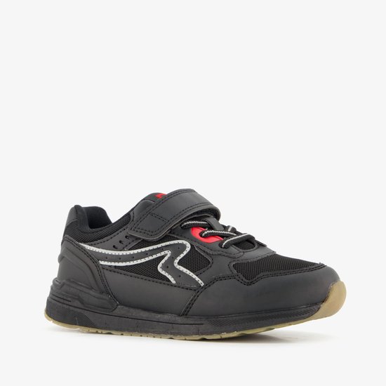 Sneaker noir avec velcro, détails rouges et rayures blanches.