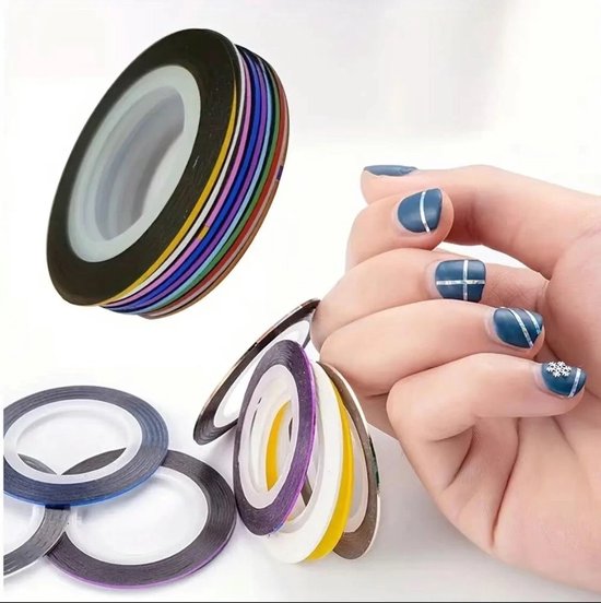 Rolletjes gekleurde metallische tape voor nageldecoratie, op een hand met blauwe nagels met zilveren lijnen.
