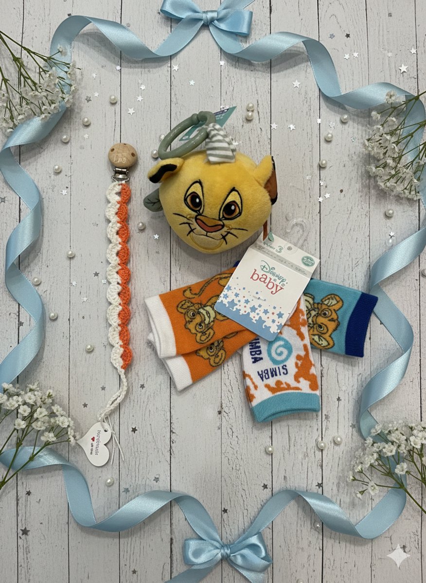 Maminobaby.nl | Baby geschenkset jongens | Clementoni soft squeezy rattles | Handgemaakte speenkoord | 3-delige sokjes | Kraamcadeau | Babyshower