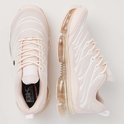 Roze lage sneakers met witte golvende lijnen en doorzichtige zool. Bovenkant met logo.