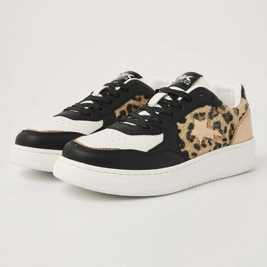 Zwarte sneaker met panterprint vacht, gouden hielstuk, sterdetail en wit met zwarte panelen. De zool is wit.