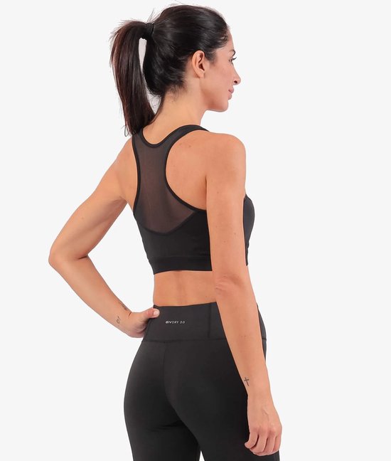 Model in zwart sportbeha met racerback en een GIVOVA logo op de borst.