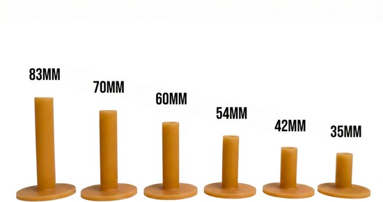 Zes oranje golftees van verschillende lengtes: 83mm, 70mm, 60mm, 54mm, 42mm, 35mm, elk met een platte, stabiele basis.
