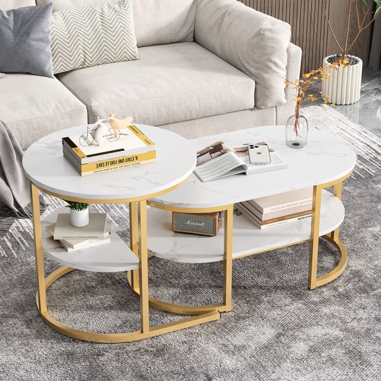 Set van 2 salontafels met marmerlook blad en gouden frame, geplaatst naast een bank.
