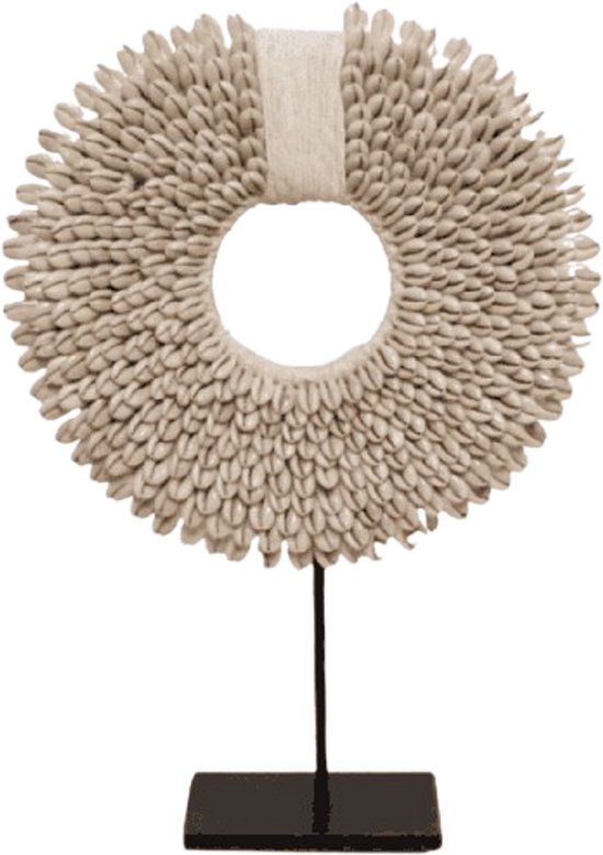 Decoratieve krans van schelpen met een off-white band in het midden, op een zwarte metalen voet.