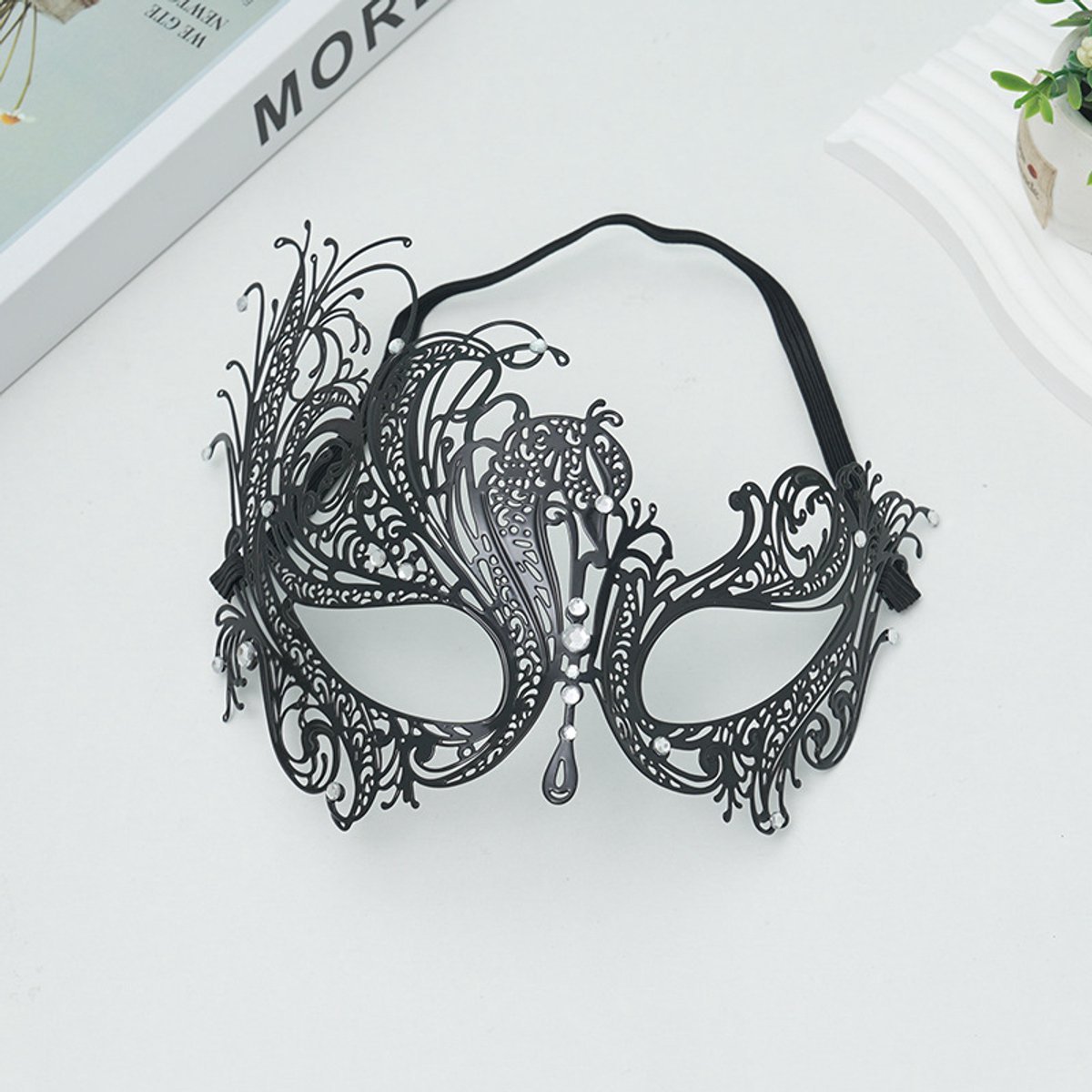 Venetiaans masker - Elegant zwart metalen masker - Met glinsterende strass steentjes - 26 × 16 CM - Luxe Masker Dames - Oogmasker - Maskerade - Gala Feest - Sexy Maskers - Verkleedkleding - Zwart — afbeelding 2