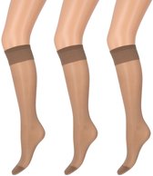 Drie beige kniekousen met een geribbelde boord bovenaan.