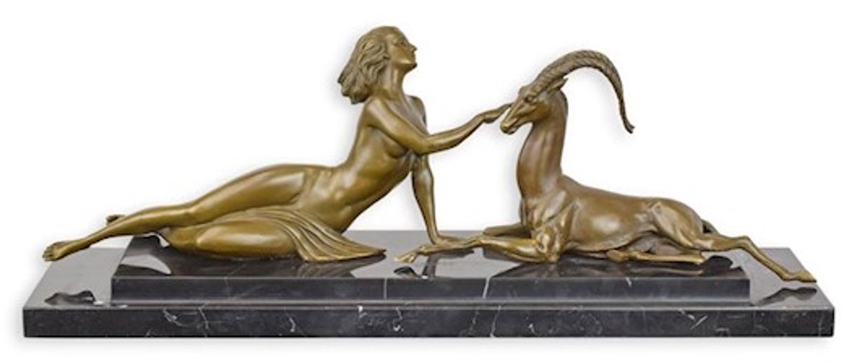EEN BRONZEN BEELD VAN EEN AMAZONE MET ANTILOPE