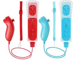 Een tweedelige set bestaande uit een Wii-afstandsbediening en een nunchaku-controller, met de Wii-afstandsbediening Geschikt voor Motion Plus, een siliconen hoesje en een polsbandje, compatibel met Wii/Wii U, verkrijgbaar in blauw en rood.