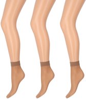 Drie paar beige pantykousen met transparante stof en een bruine boord.