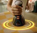 Een kind met een Hyper Dash spelconsole, omringd door oplichtende cirkels.