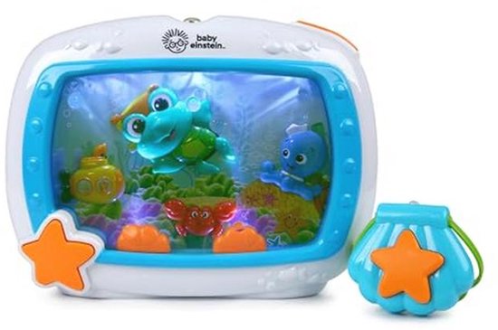 Babyfoon met aquariumthema met vissen, schildpad, krab en onderzeeër onder blauw licht. Een losse, blauw-oranje schelp met ster ligt ernaast.