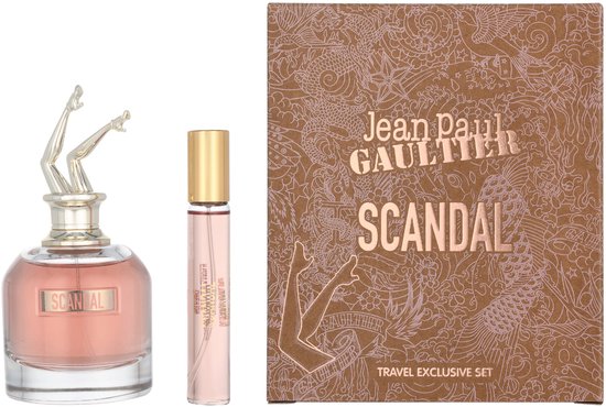 Jean Paul Gaultier SCANDAL parfumfles met gouden dop, reisverstuiver en een bruine geschenkdoos met een gedetailleerd patroon.
